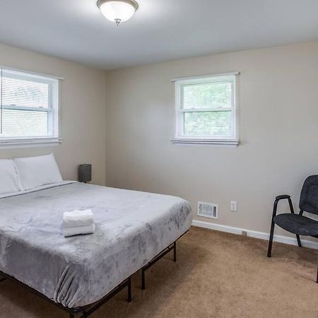 {Quiet Suburban Ranch Hot Tub} Mins Arpt/Rit/Dwnt Appartement Rochester Buitenkant foto