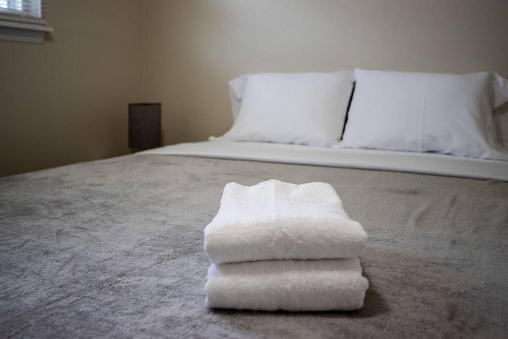 {Quiet Suburban Ranch Hot Tub} Mins Arpt/Rit/Dwnt Appartement Rochester Buitenkant foto