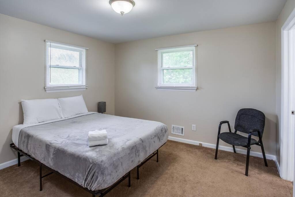 {Quiet Suburban Ranch Hot Tub} Mins Arpt/Rit/Dwnt Appartement Rochester Buitenkant foto