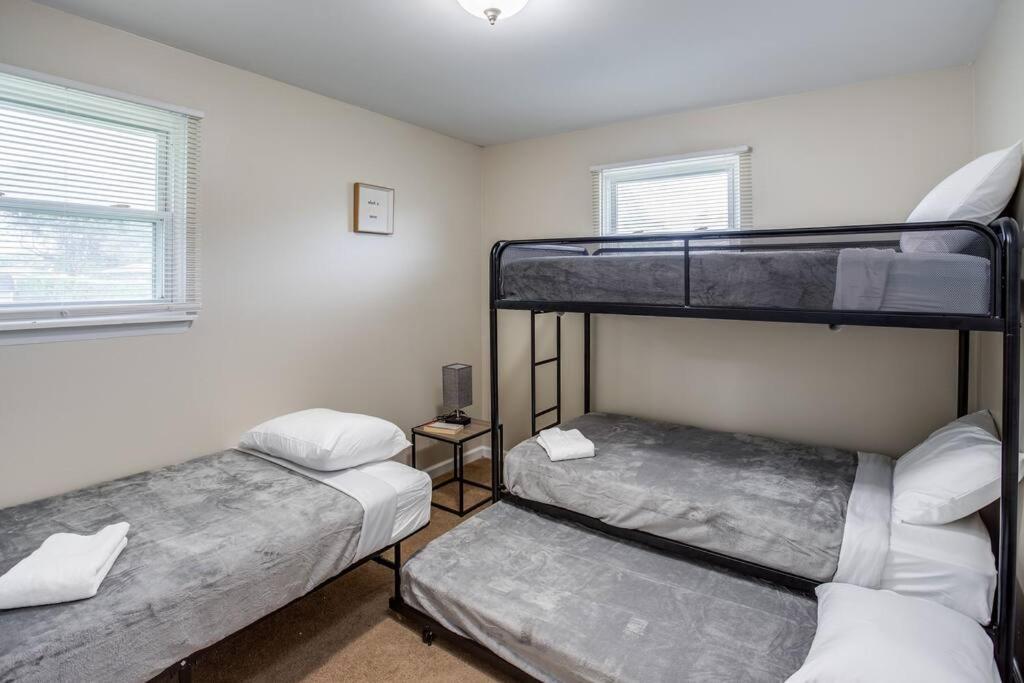 {Quiet Suburban Ranch Hot Tub} Mins Arpt/Rit/Dwnt Appartement Rochester Buitenkant foto