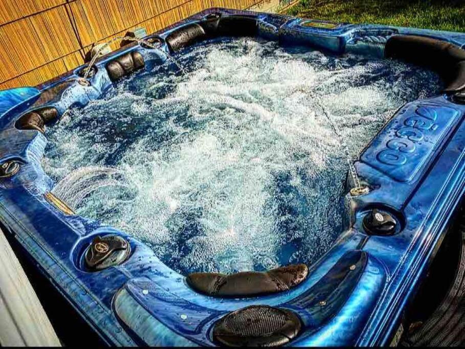 {Quiet Suburban Ranch Hot Tub} Mins Arpt/Rit/Dwnt Appartement Rochester Buitenkant foto